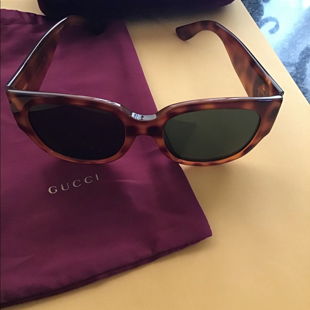 GUCCI TORTOISE SUNGLASSES NEEDS SMALL REPAIR CASE